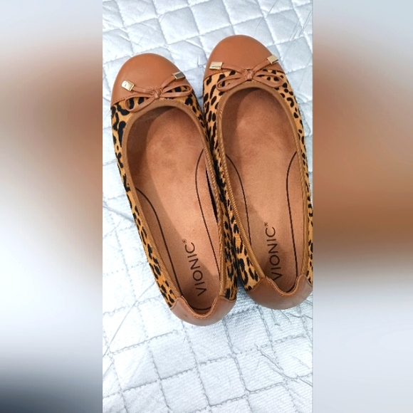 Vionic Women's Tan and Leopard Print Flats - Picture 3 of 6
